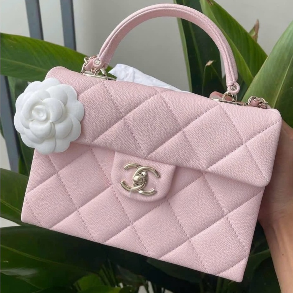 Brand new! Chanel Retro Twist Pink Caviar Leather